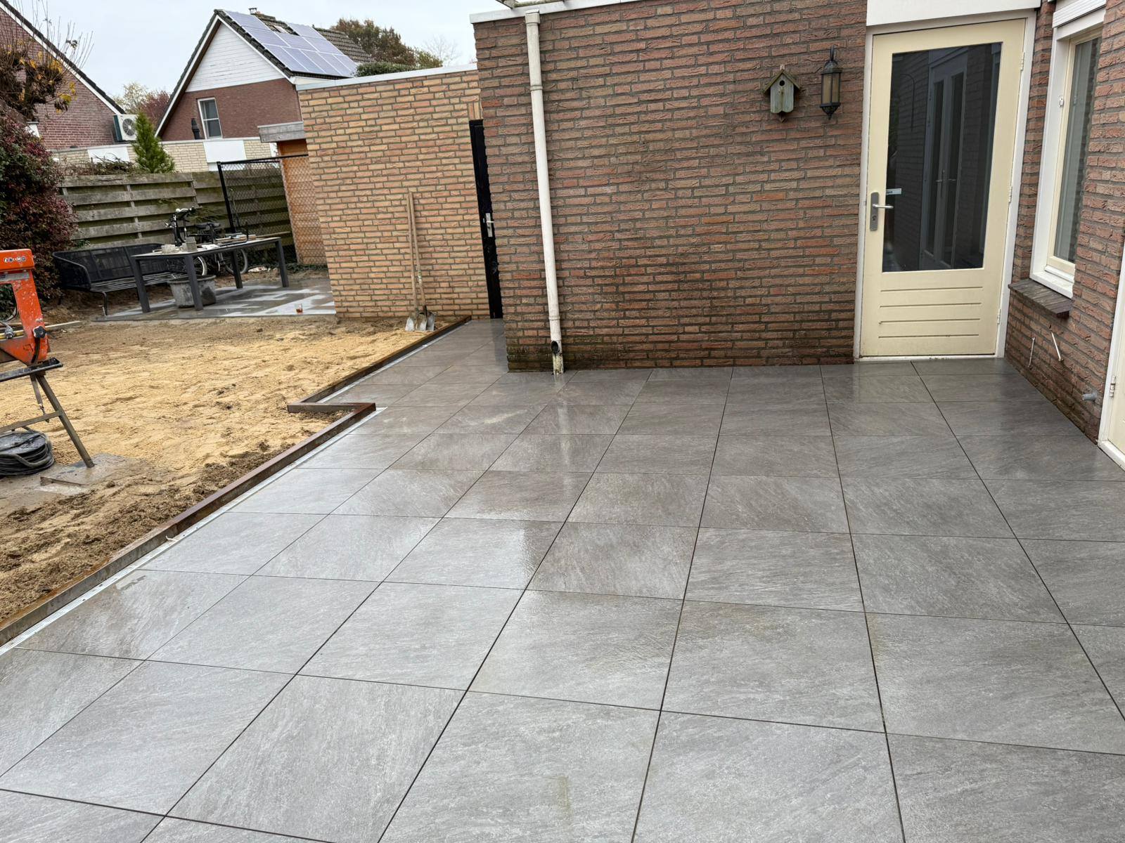 Achterterras bij bijgebouw