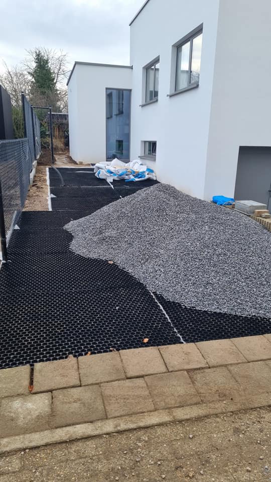 Grastegels met steenslag