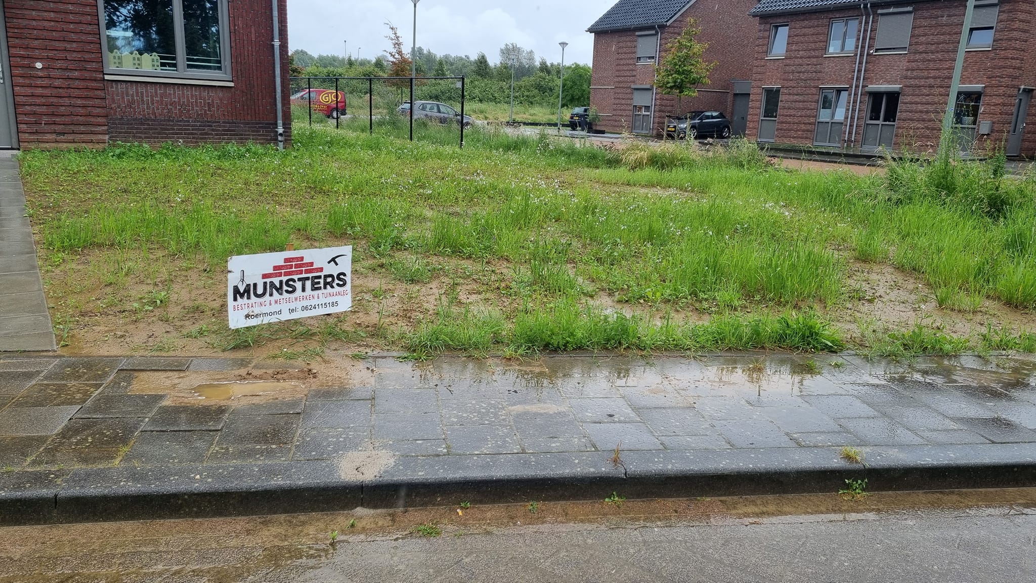 Kale voortuin met Munsters-bord