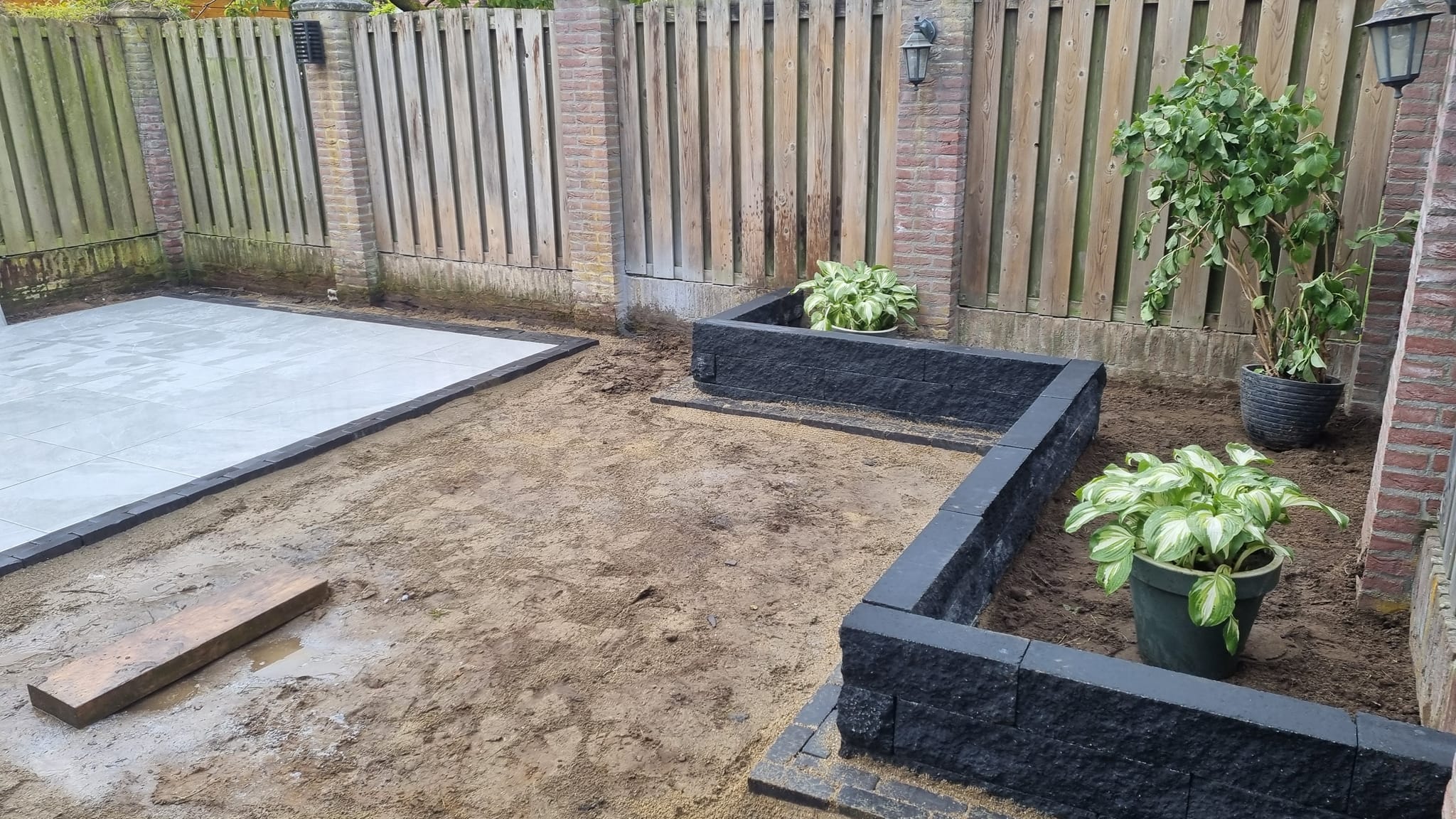 Plantvakken met zwarte waalstenen