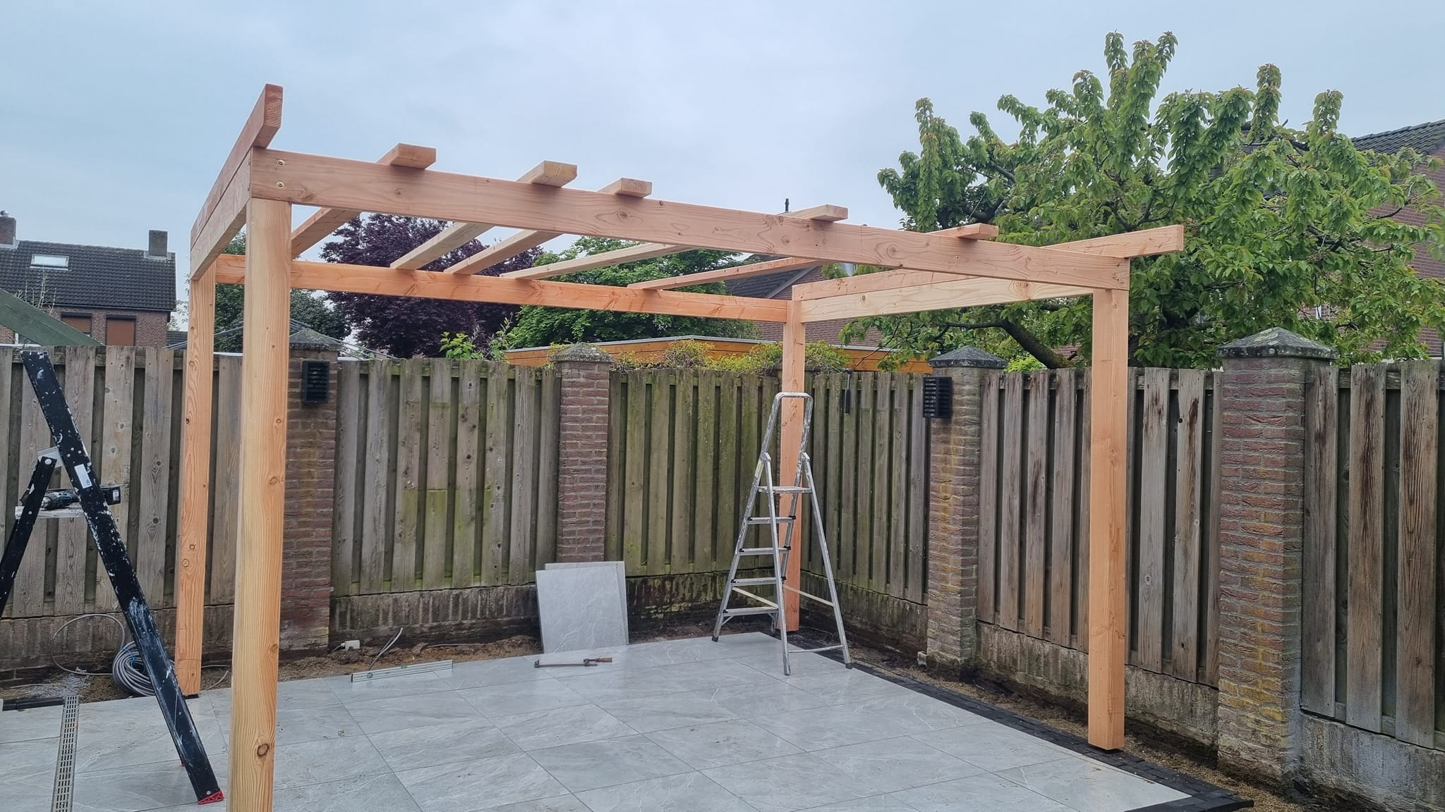 Pergola frame in aanbouw