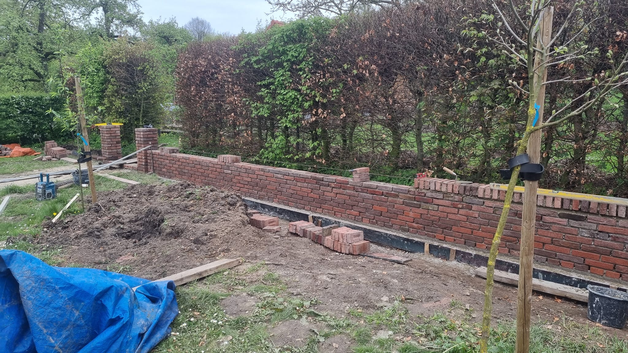 Muur halverwege in opbouw